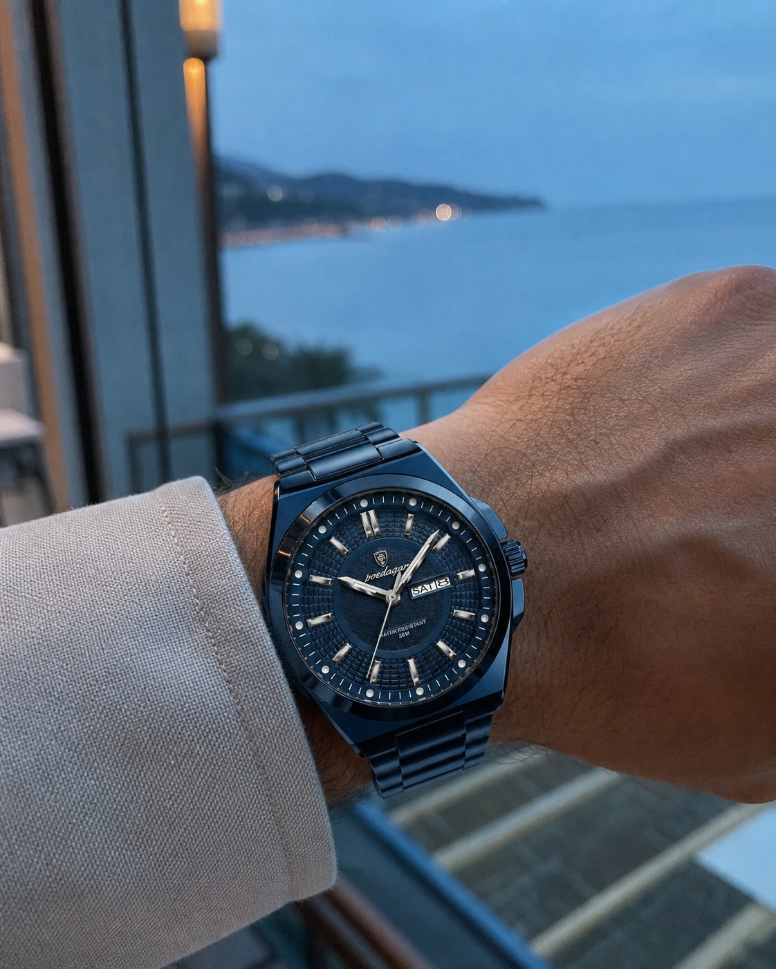 Montre POEDAGAR 896 Bleu portée dans une scène du quotidien