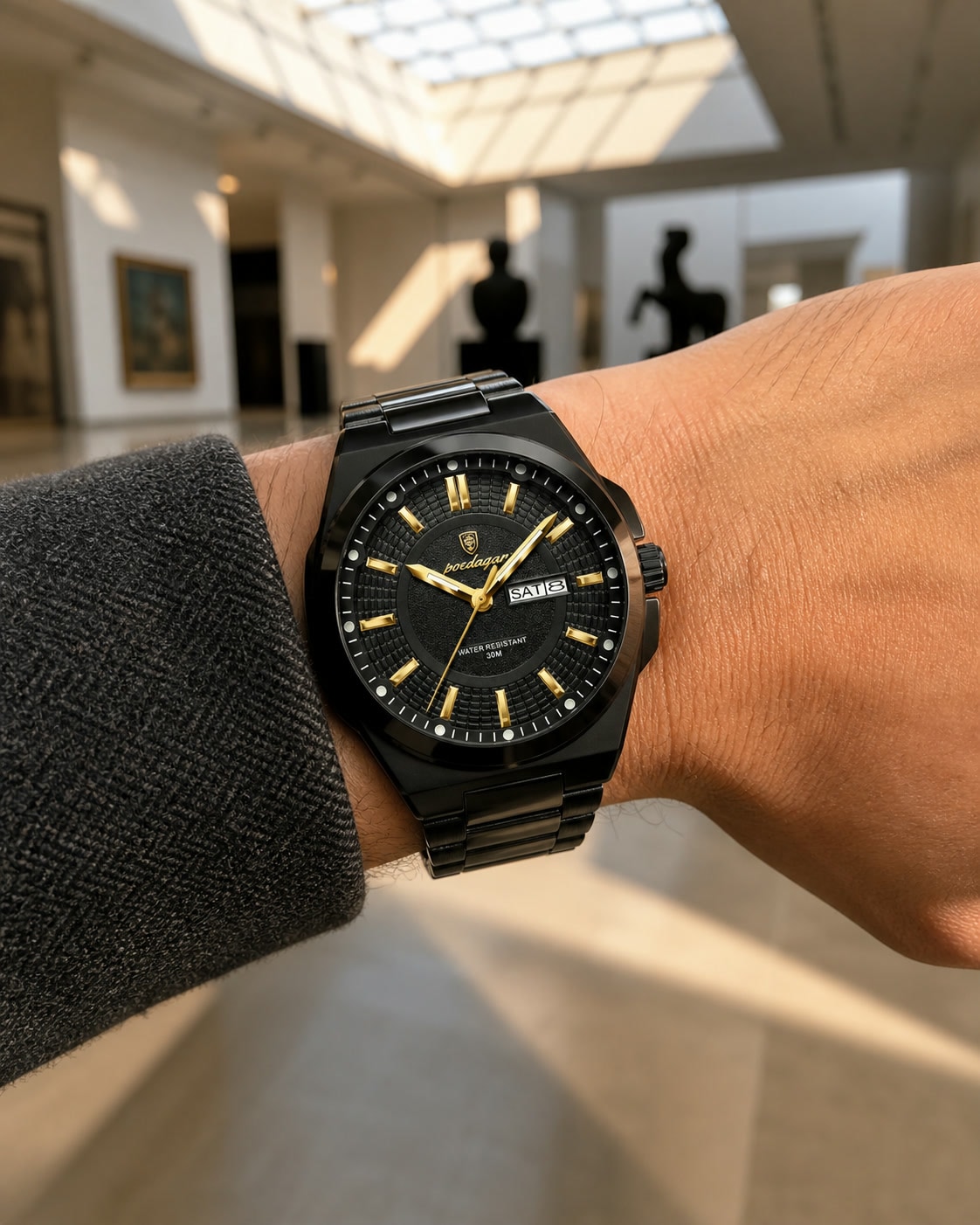 Montre POEDAGAR 896 Noir portée dans une scène lifestyle naturelle