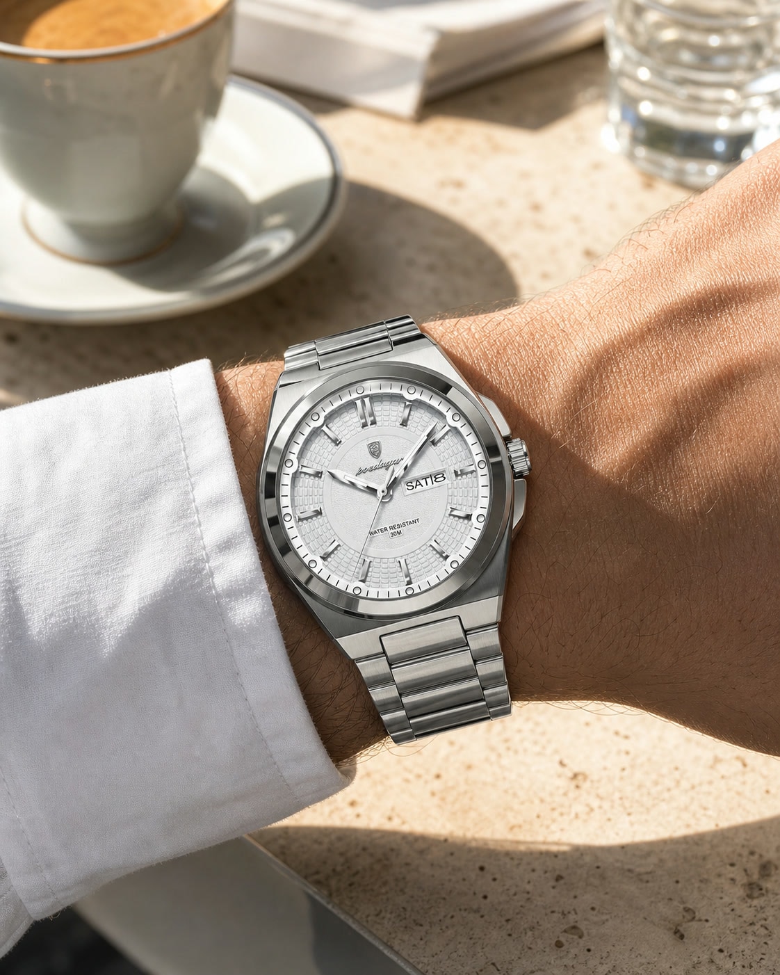 Montre POEDAGAR 896 Argent Blanc portée dans une scène lifestyle naturelle