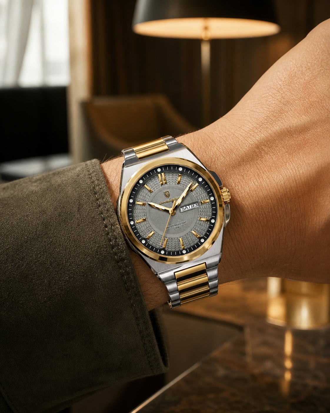 Montre POEDAGAR 896 Or Gris portée dans une scène lifestyle naturelle